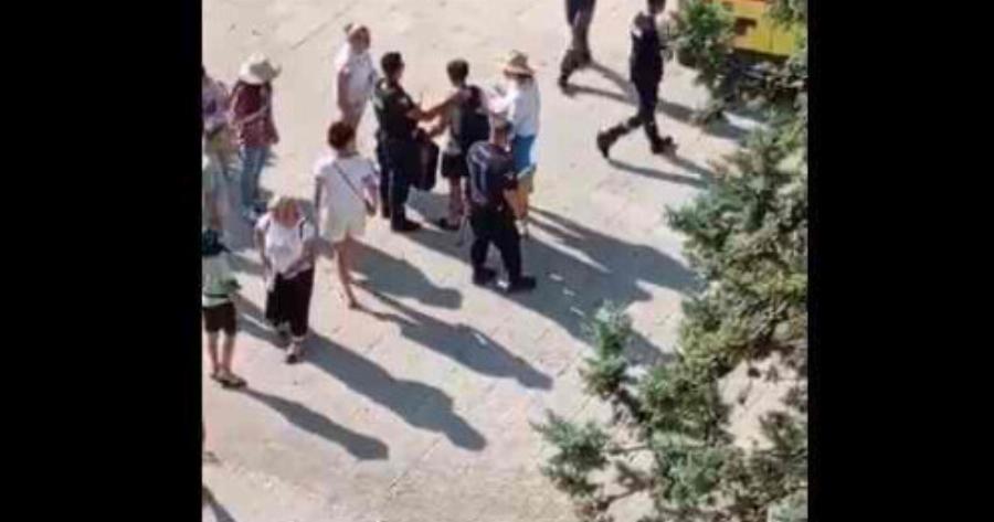 Τουρίστας στη Λαμία «κοκκάλωσε» όρθιος μέσα στον καύσωνα για 3 ώρες στο κέντρο της πόλης