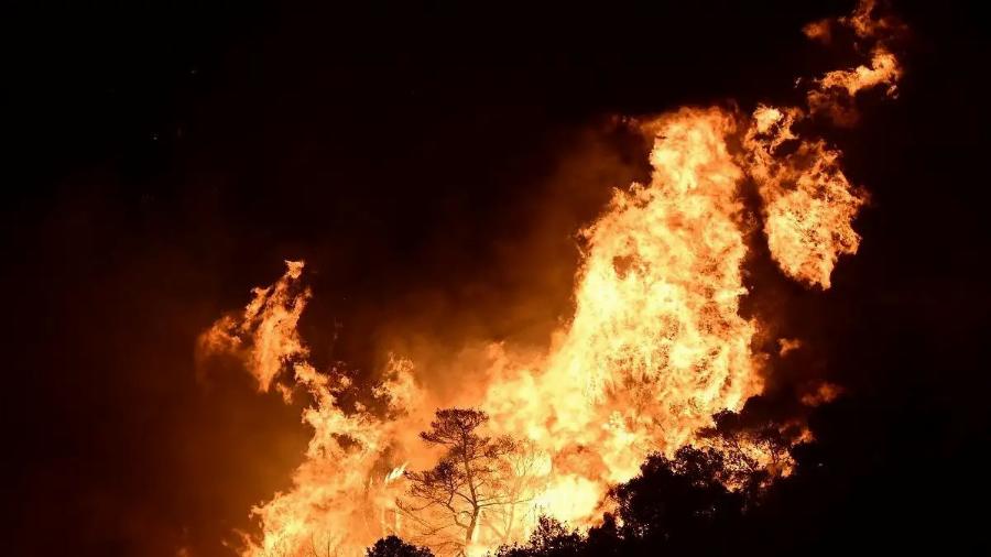 Σε μόνιμο εφιάλτη η χώρα μας: Μέσα στον οικισμό η φωτιά, καίγονται σπίτια – Ένας νεκρός