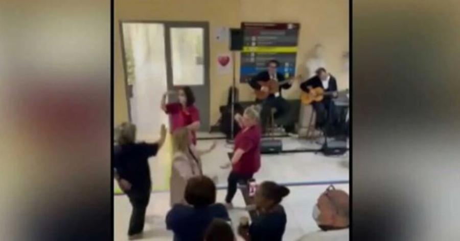 Χαμός με το γλέντı στον Ερυθρό Σταυρό – Φορεiα περνούν ανάμεσα σε ορχήστρα και χορευτές