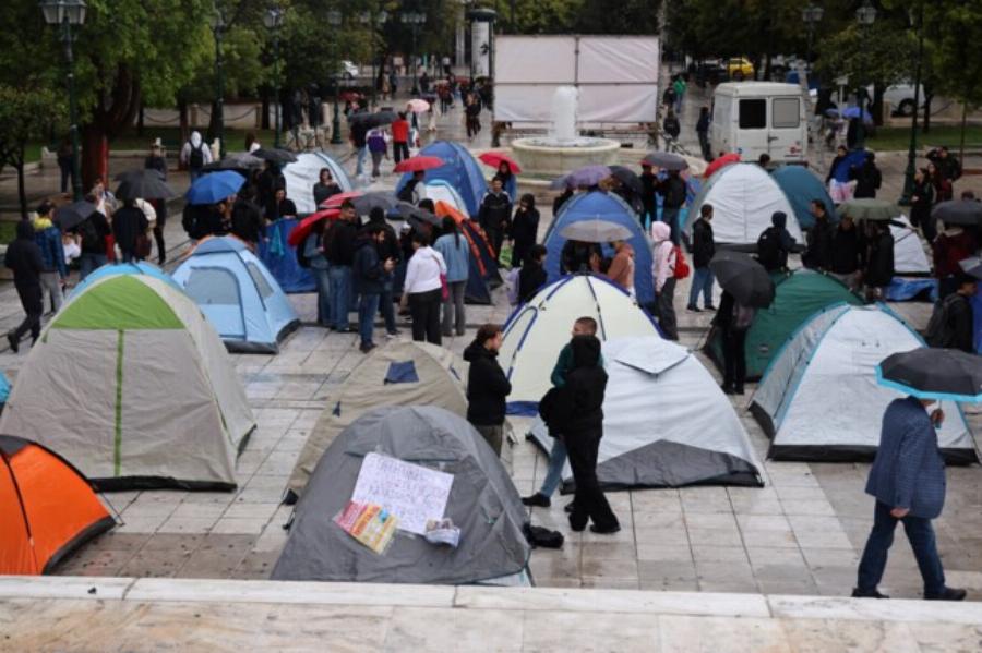 Οι φοιτητές κατασκήνωσαν στο Σύνταγμα μέσα στην βροχή – Τα μέτρα που ζητούν από την κυβέρνηση