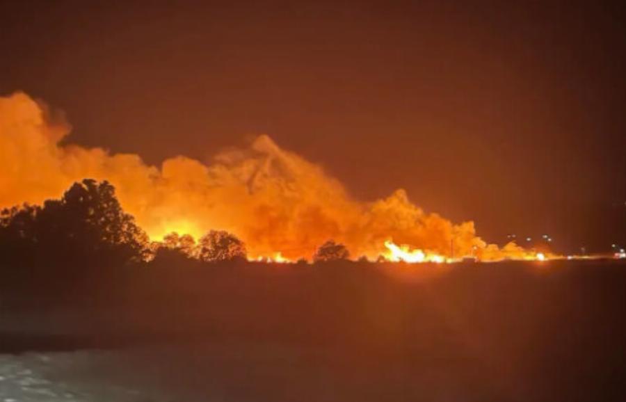 ΕΚΤΑΚΤΟ – Μεγάλη φωτιά ΤΩΡΑ σε νησί διπλά σε σπίτια – Συναγερμός στην Πυροσβεστική