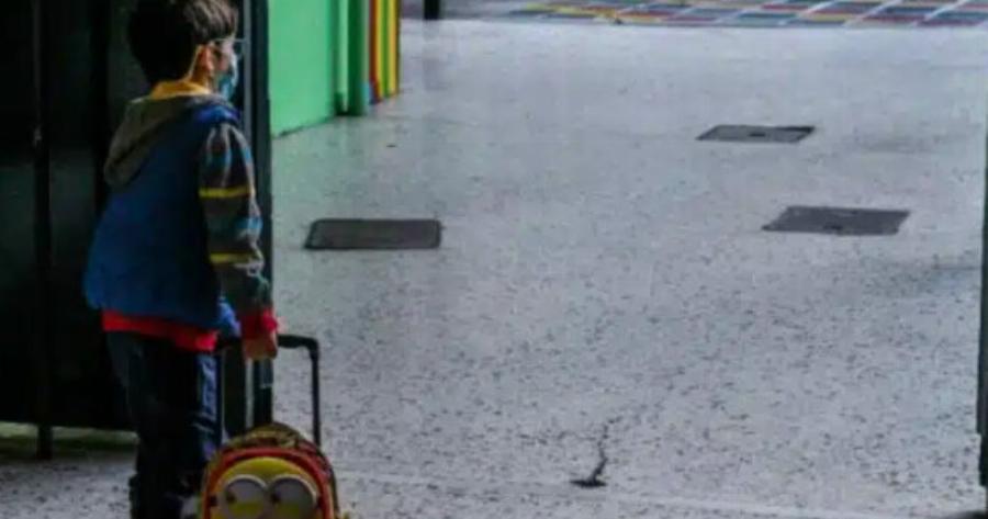 «Είμαι πολύ χάλια, δεν έχω σταματήσει να κλαίω» – Απαρηγόρητη η νηπιαγωγός που έδωσε λάθος παιδί σε παππού