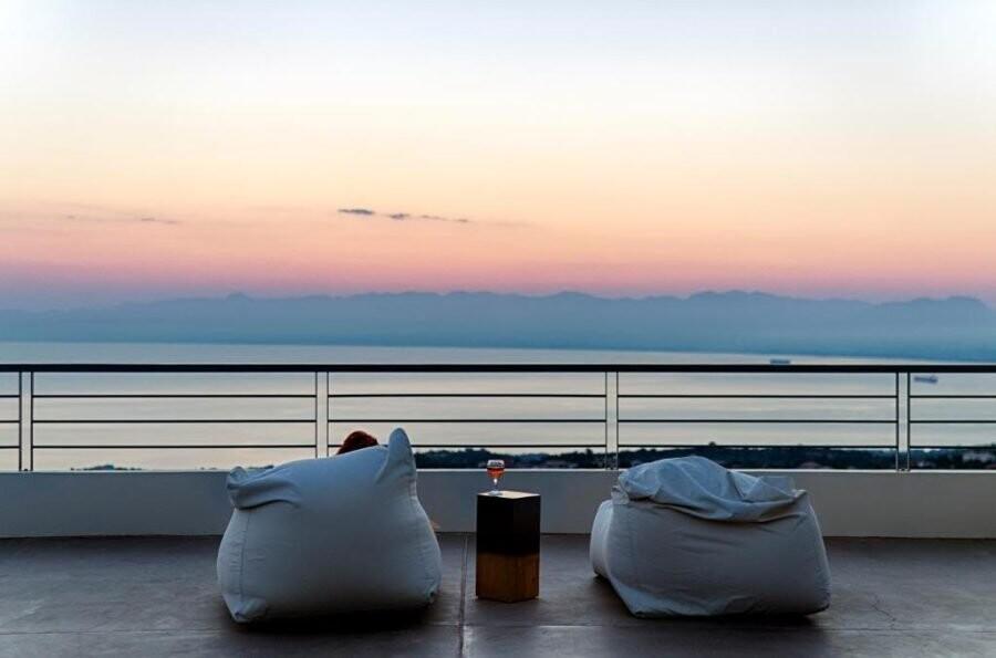 Όλο πέτρα, πισίνα με θέα τη θάλασσα – Auτo είναι το ξενοδοχείο Χατζηπαναγιώτη και Σταυροπούλου στη Μάνη