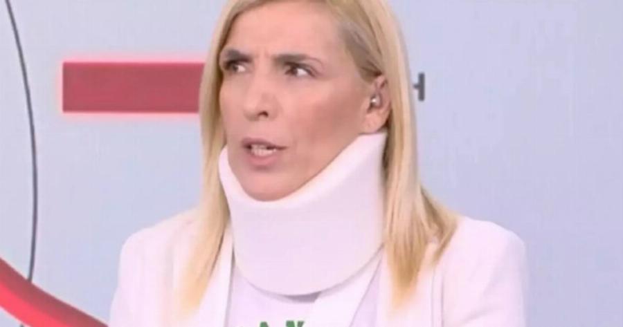 Σοκάρει η εικόνα της Ρένας Κουβελιώτη μετά την επίθεση: Βγήκε με κολάρο στο δελτίο ειδήσεων, «Έχω αιμάτωμα στον αυχένα»
