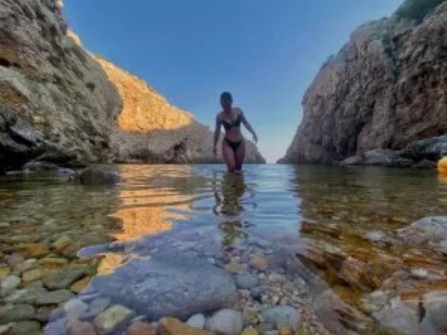 Αγνώριστη η Klavdia: Ανάρπαστες οι φωτογραφίες της με μαγιό και χωρίς γυαλιά – Διαθέτει σούπερ θηλυκό κορμί