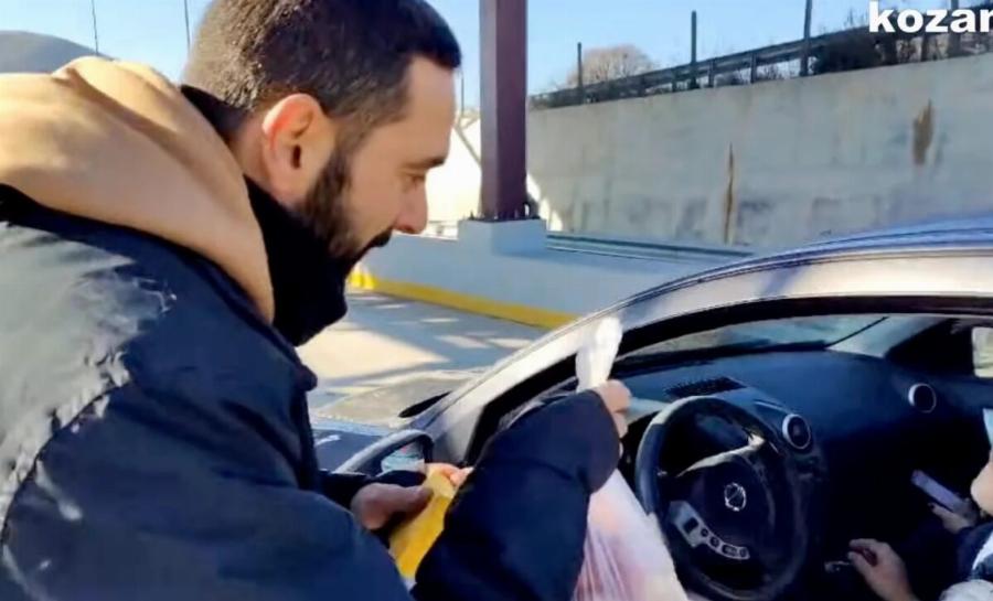 Αγρότες πρόσφεραν κρόκο και μήλα στους διερχόμενους οδηγούς στην Κοζάνη