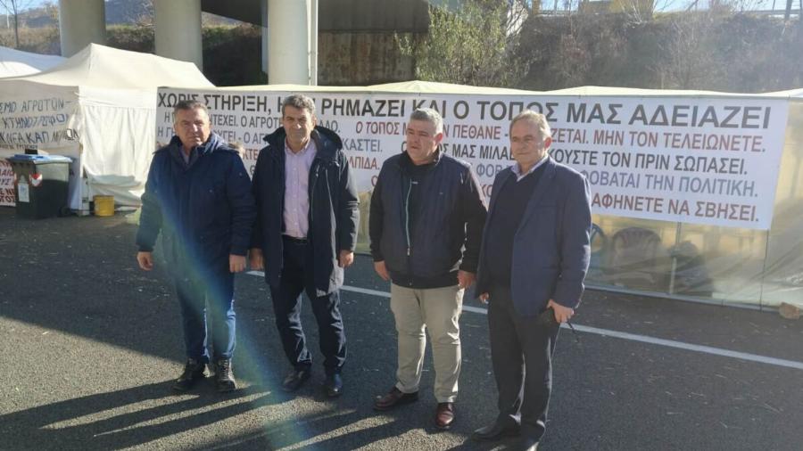 Αγρότες πρόσφεραν κρόκο και μήλα στους διερχόμενους οδηγούς στην Κοζάνη