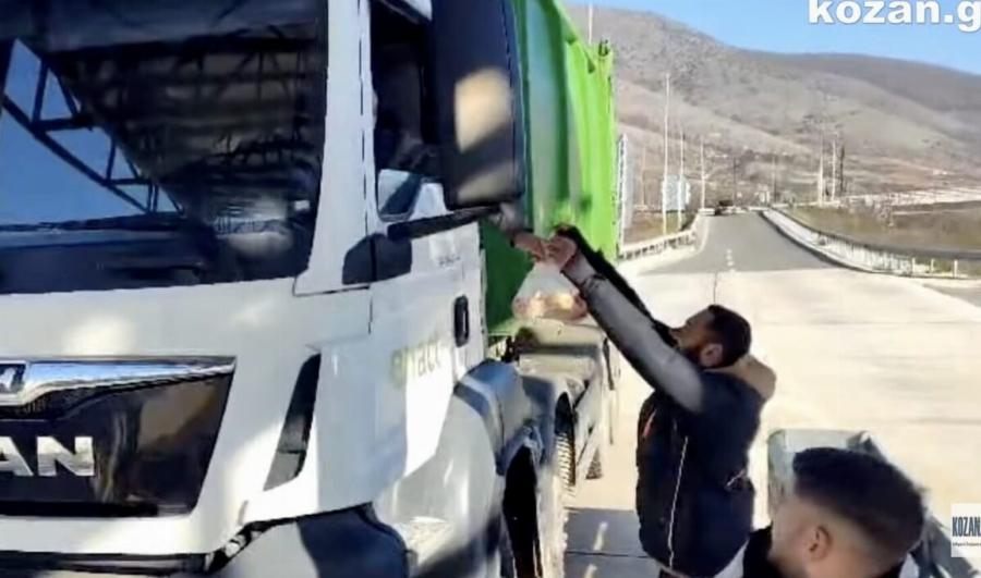 Αγρότες πρόσφεραν κρόκο και μήλα στους διερχόμενους οδηγούς στην Κοζάνη