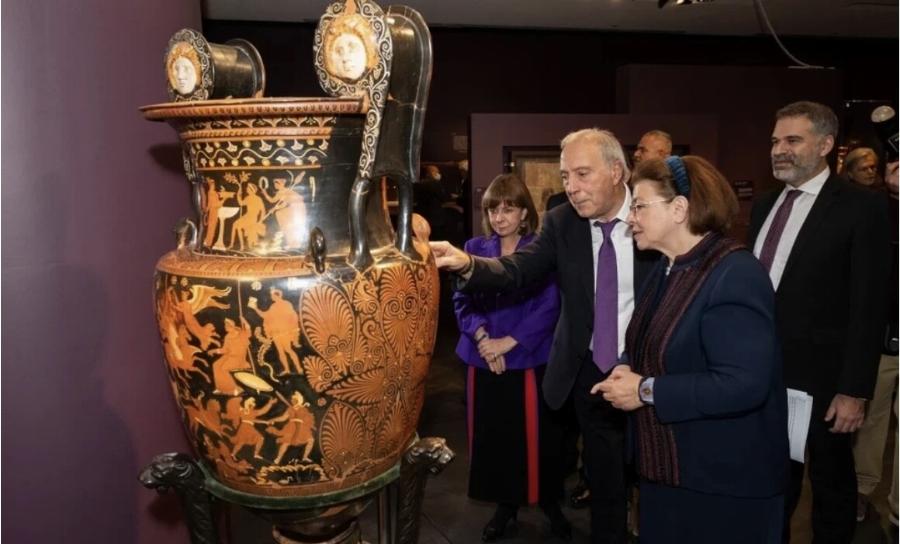 Μόνο για γερά πορτοφóλια: Τóσο κάνει το φόρεμα που έβαλε η Όλγα Κεφαλογιάννη στην Ακρόπολη, μαθεύτηκε η τıμή