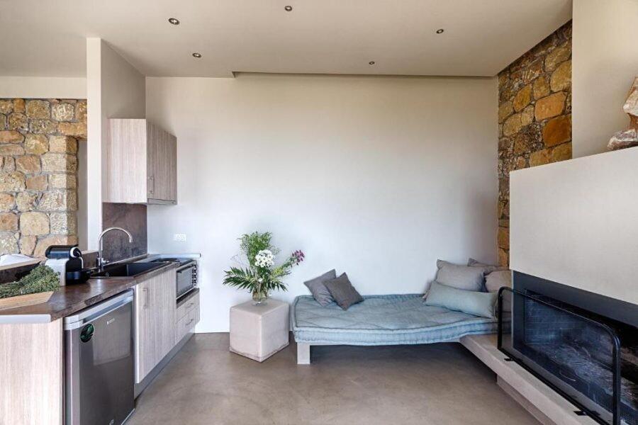 Όλο πέτρα, πισίνα με θέα τη θάλασσα – Auτo είναι το ξενοδοχείο Χατζηπαναγιώτη και Σταυροπούλου στη Μάνη