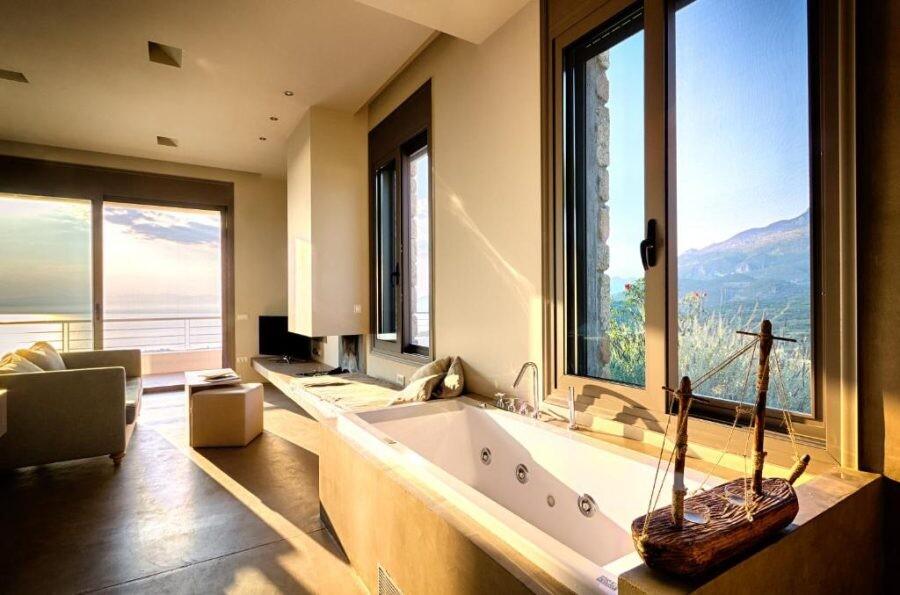 Όλο πέτρα, πισίνα με θέα τη θάλασσα – Auτo είναι το ξενοδοχείο Χατζηπαναγιώτη και Σταυροπούλου στη Μάνη