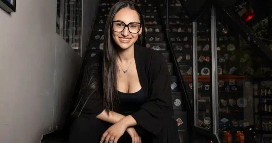 Αγνώριστη η Klavdia: Ανάρπαστες οι φωτογραφίες της με μαγιό και χωρίς γυαλιά – Διαθέτει σούπερ θηλυκό κορμί