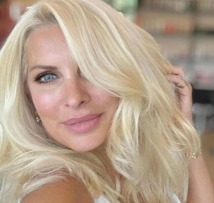 Δεν υπάρχει ραντεβού μετά την Μενεγάκη: Πήγε κομμωτήριο και όλες ζητούν το νέο λουκ της, η Νο1 τάση για τις 50+