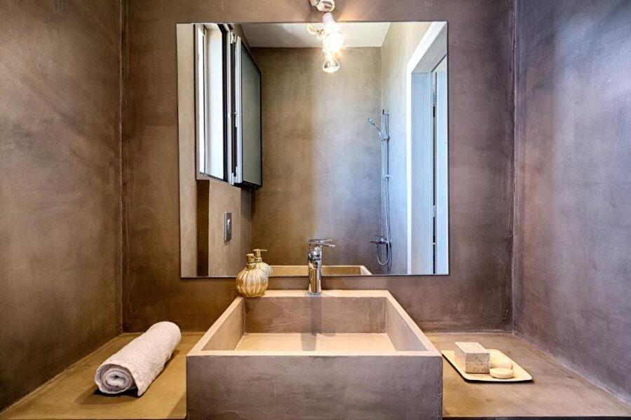 Όλο πέτρα, πισίνα με θέα τη θάλασσα – Auτo είναι το ξενοδοχείο Χατζηπαναγιώτη και Σταυροπούλου στη Μάνη