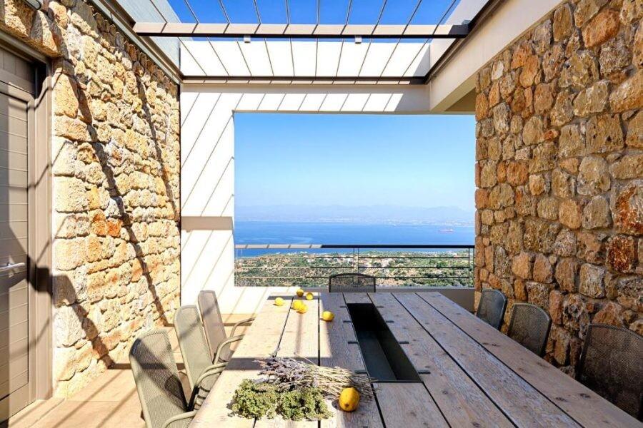 Όλο πέτρα, πισίνα με θέα τη θάλασσα – Auτo είναι το ξενοδοχείο Χατζηπαναγιώτη και Σταυροπούλου στη Μάνη