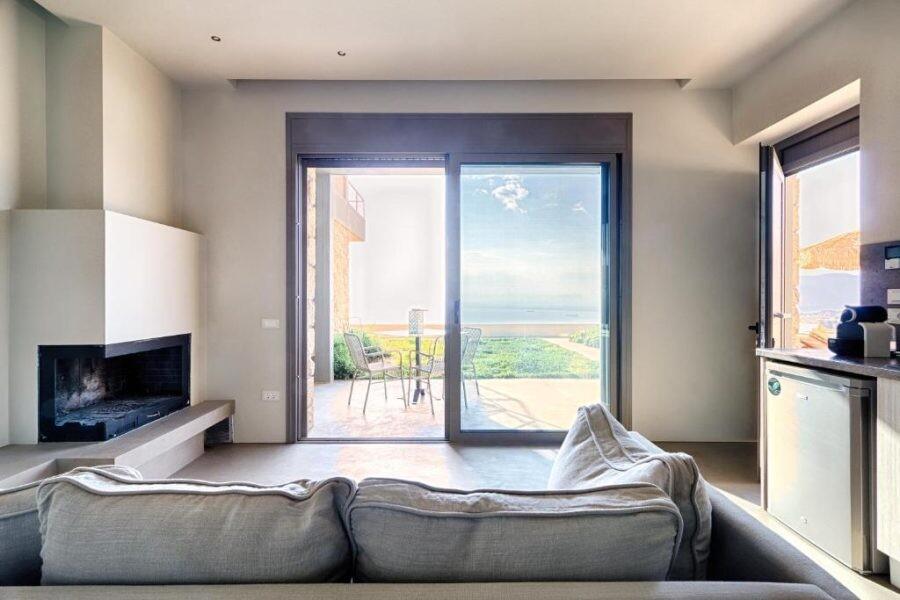 Όλο πέτρα, πισίνα με θέα τη θάλασσα – Auτo είναι το ξενοδοχείο Χατζηπαναγιώτη και Σταυροπούλου στη Μάνη