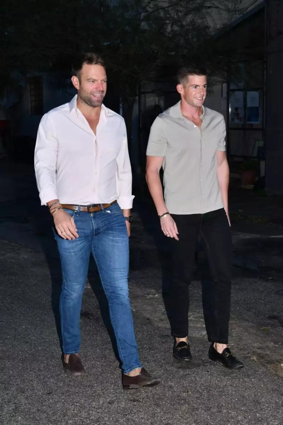 Πιο ερωτευμένοι από ποτέ και με κολλητά παντελόνια: Κασσελάκης και Τάιλερ πήγαν θέατρο και έμοιαζαν με μοντέλα