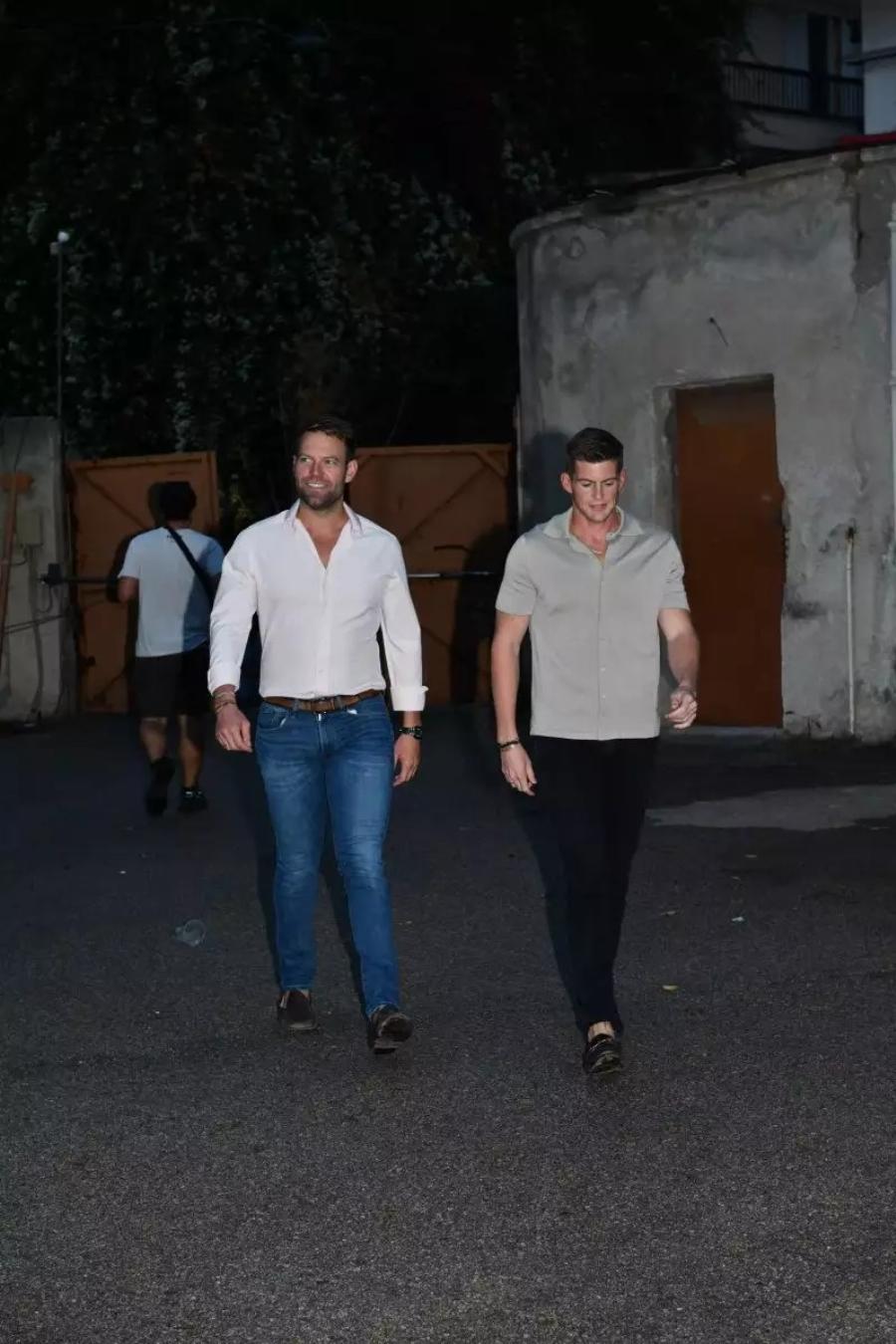 Πιο ερωτευμένοι από ποτέ και με κολλητά παντελόνια: Κασσελάκης και Τάιλερ πήγαν θέατρο και έμοιαζαν με μοντέλα