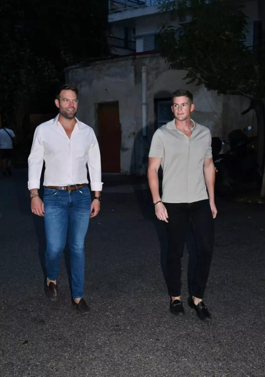 Πιο ερωτευμένοι από ποτέ και με κολλητά παντελόνια: Κασσελάκης και Τάιλερ πήγαν θέατρο και έμοιαζαν με μοντέλα