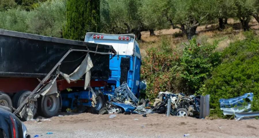 Διπλή οικογενειακή τραγωδία στο τροχαίο που συντάραξε το Πανελλήνιο: Νεκροί δύο μπαμπάδες και τα δύο παιδιά τους – Σοβαρά τραυματισμένα τα δεύτερα παιδιά τους 6 & 19ετών