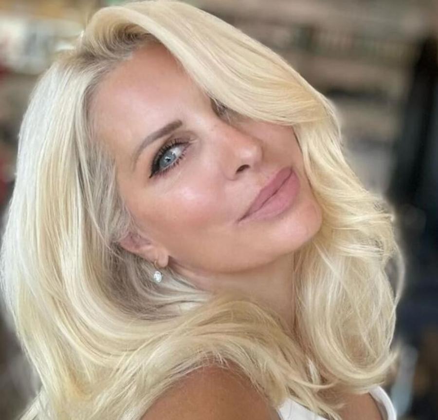 Δεν υπάρχει ραντεβού μετά την Μενεγάκη: Πήγε κομμωτήριο και όλες ζητούν το νέο λουκ της, η Νο1 τάση για τις 50+