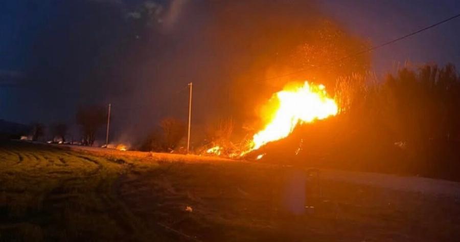 Μεγάλη φωτιά: Καίει κοντά σε σπίτι – Απειλεί καλώδια της ΔΕΗ