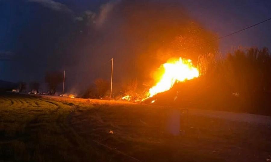 Μεγάλη φωτιά: Καίει κοντά σε σπίτι – Απειλεί καλώδια της ΔΕΗ