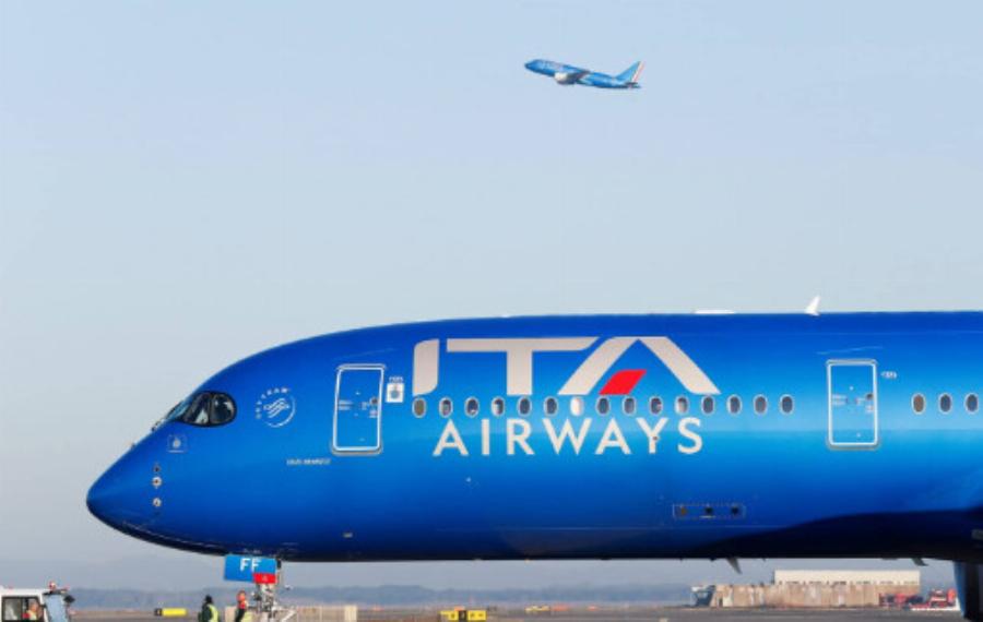 Τορπίλη: Καταρρέει τεράστια αεροπορική εταιρεία της Ευρώπης