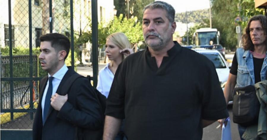 Το διέppεuσαv: Auτn η πασίγνωστη γυναίκα βρισκόταν μέσα στο σπίτι του Μπισμπίκη κι άνοιξε στους αστυνομικούς – Είπε ότι είναι… κόρη του