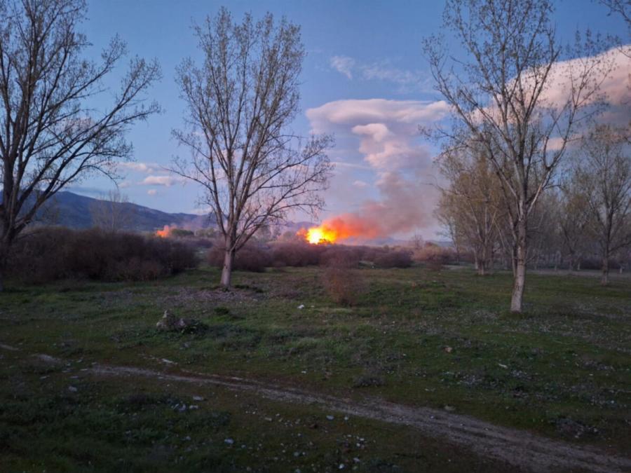 Μεγάλη φωτιά: Καίει κοντά σε σπίτι – Απειλεί καλώδια της ΔΕΗ