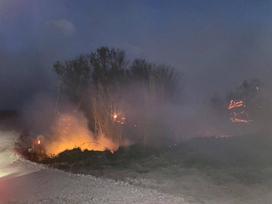 Μεγάλη φωτιά: Καίει κοντά σε σπίτι – Απειλεί καλώδια της ΔΕΗ