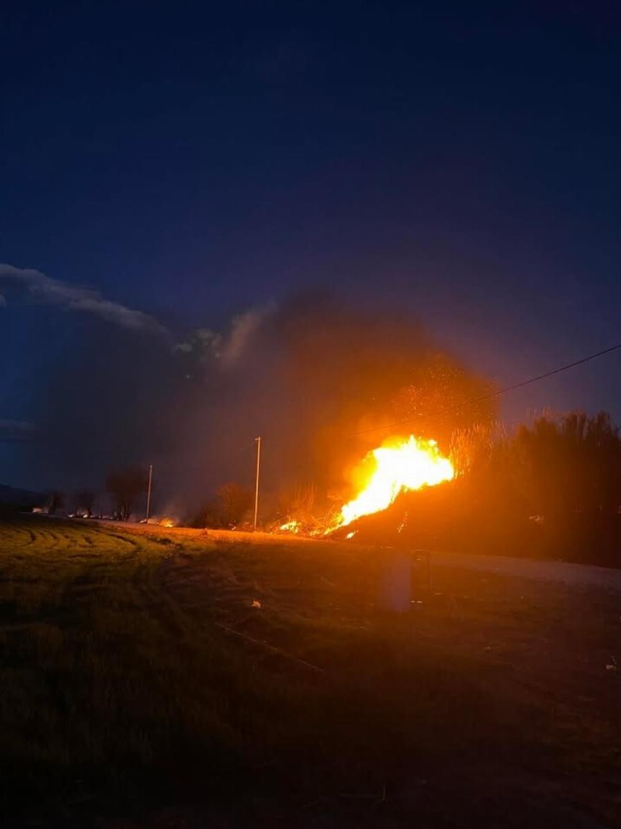 Μεγάλη φωτιά: Καίει κοντά σε σπίτι – Απειλεί καλώδια της ΔΕΗ