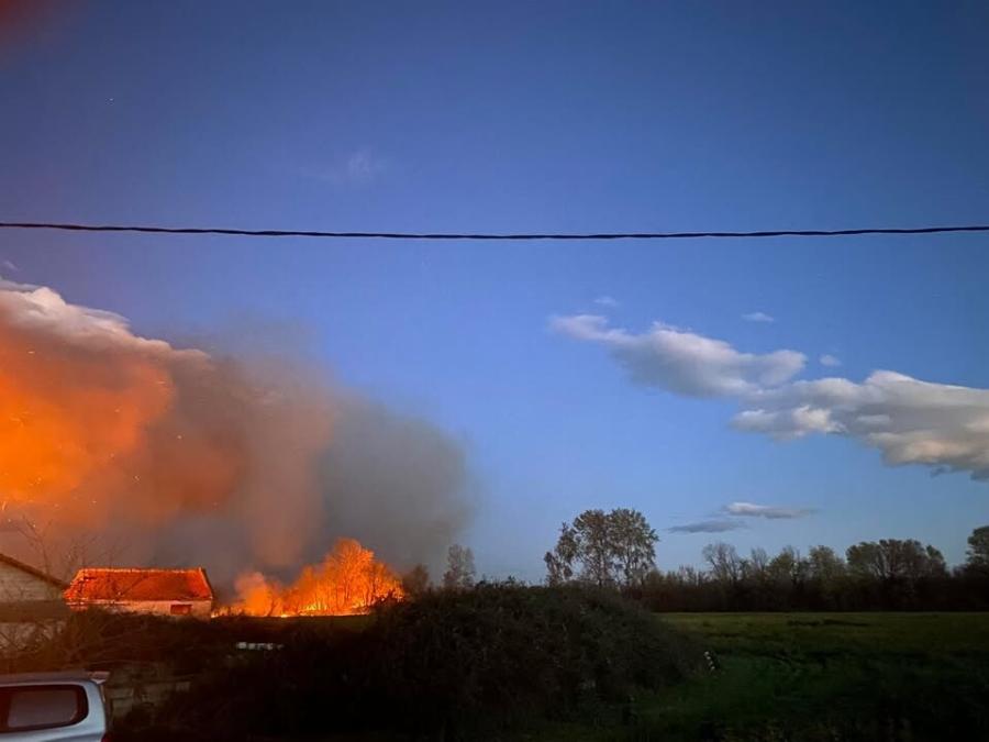 Μεγάλη φωτιά: Καίει κοντά σε σπίτι – Απειλεί καλώδια της ΔΕΗ