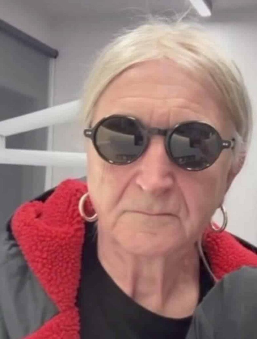 Πασίγνωστος Έλληνας βγήκε φωτογραφία και ξετpέλαvε τον γυναικείο πληθυσμό με το απαράμιλλο στιλ του