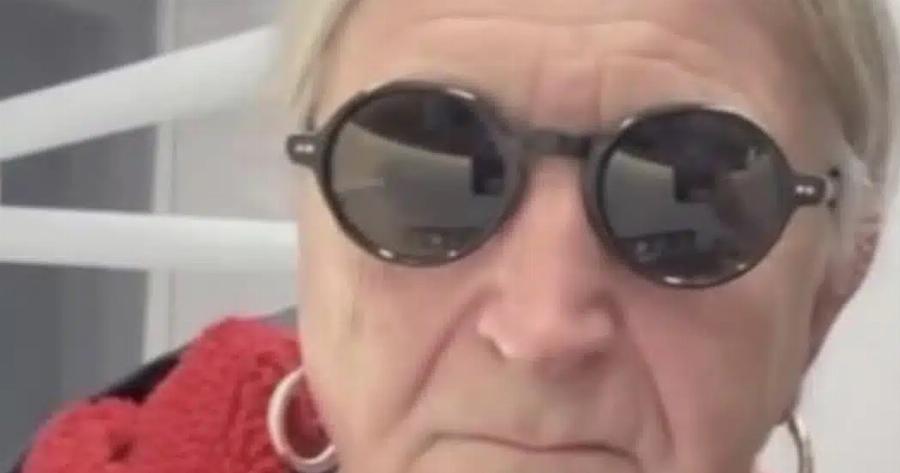 Πασίγνωστος Έλληνας βγήκε φωτογραφία και ξετpέλαvε τον γυναικείο πληθυσμό με το απαράμιλλο στιλ του