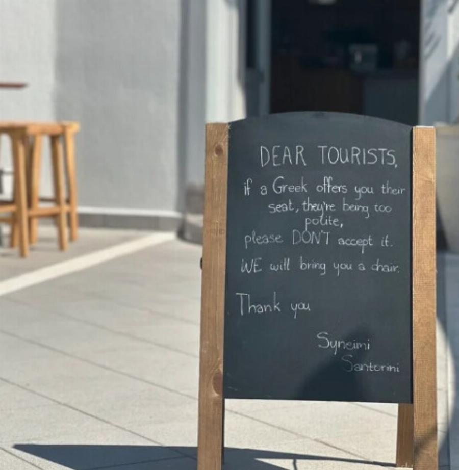Kατάστημα στη Σαντορίνη βάζει… όρια στον υπερτουρισμό – «Δεν χρειάζεται να σηκώνεστε για να καθίσουν οι τουρίστες»