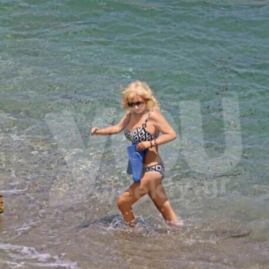 Έτσι είναι χωρίς ρετούς το σώμα της Αγγελικής Νικολούλη στα 60, οι φώτο που κυκλοφορούν και «κλείνουν στόματα»