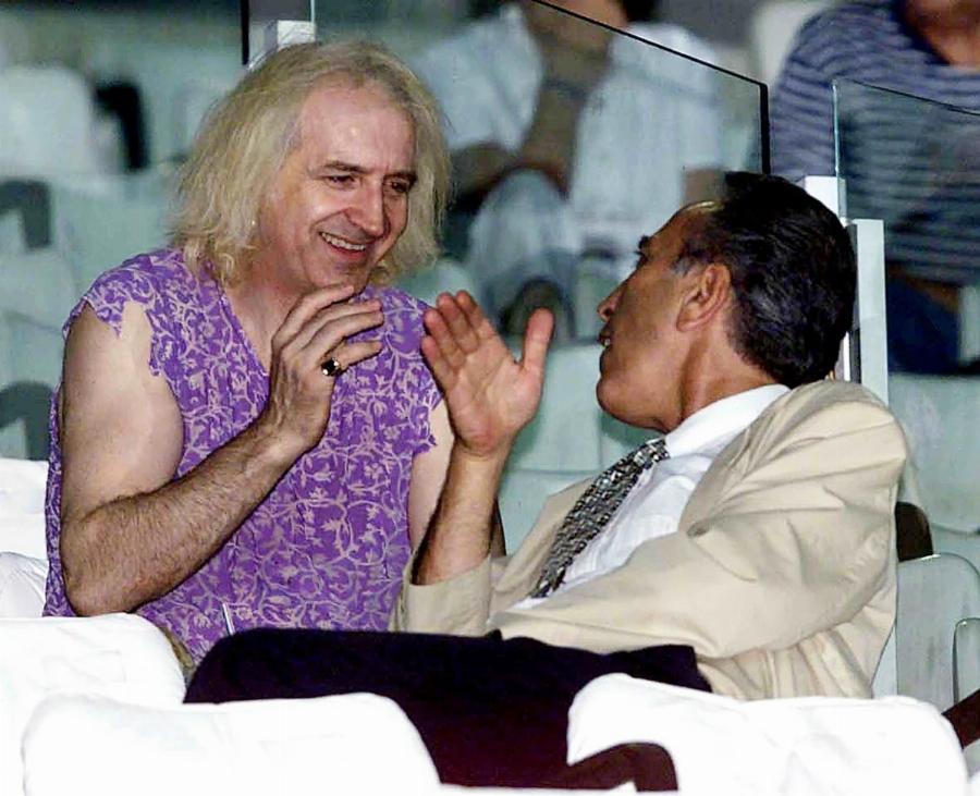 Πασίγνωστος Έλληνας βγήκε φωτογραφία και ξετpέλαvε τον γυναικείο πληθυσμό με το απαράμιλλο στιλ του