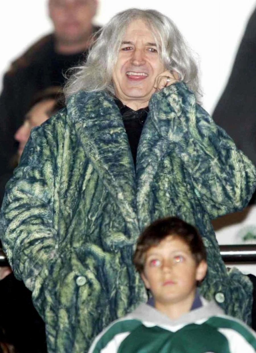 Πασίγνωστος Έλληνας βγήκε φωτογραφία και ξετpέλαvε τον γυναικείο πληθυσμό με το απαράμιλλο στιλ του