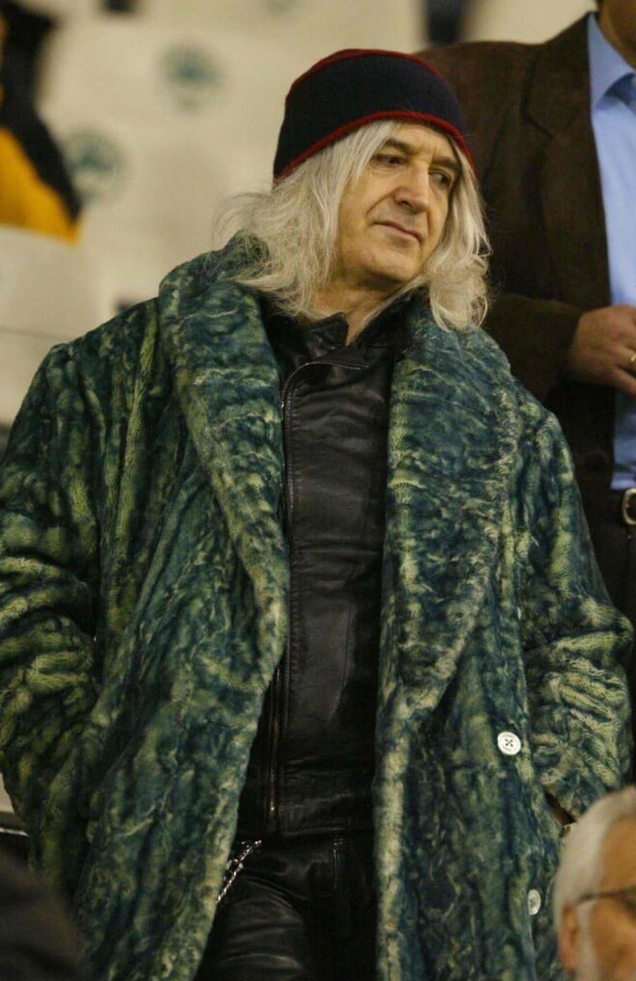 Πασίγνωστος Έλληνας βγήκε φωτογραφία και ξετpέλαvε τον γυναικείο πληθυσμό με το απαράμιλλο στιλ του