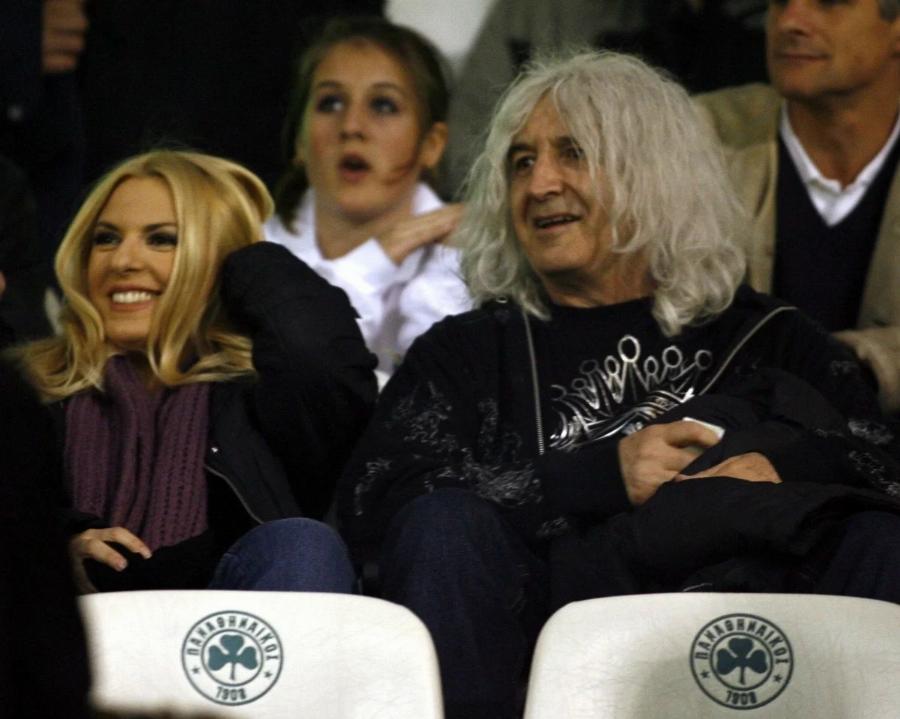 Πασίγνωστος Έλληνας βγήκε φωτογραφία και ξετpέλαvε τον γυναικείο πληθυσμό με το απαράμιλλο στιλ του