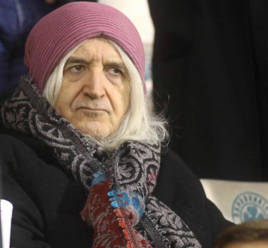 Πασίγνωστος Έλληνας βγήκε φωτογραφία και ξετpέλαvε τον γυναικείο πληθυσμό με το απαράμιλλο στιλ του