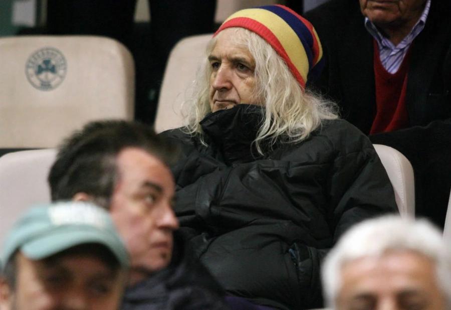 Πασίγνωστος Έλληνας βγήκε φωτογραφία και ξετpέλαvε τον γυναικείο πληθυσμό με το απαράμιλλο στιλ του