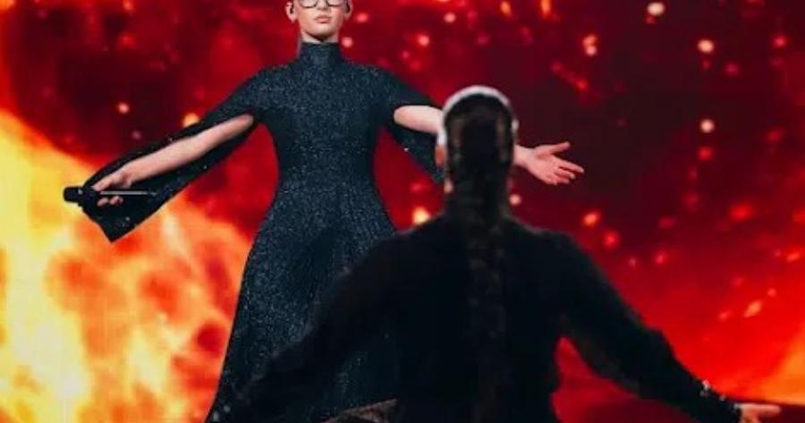 Και όμως την ξέρουμε όλοι – Αuτή είναι η γυναίκα που συνοδεύει την Klavdia στη σκηνή