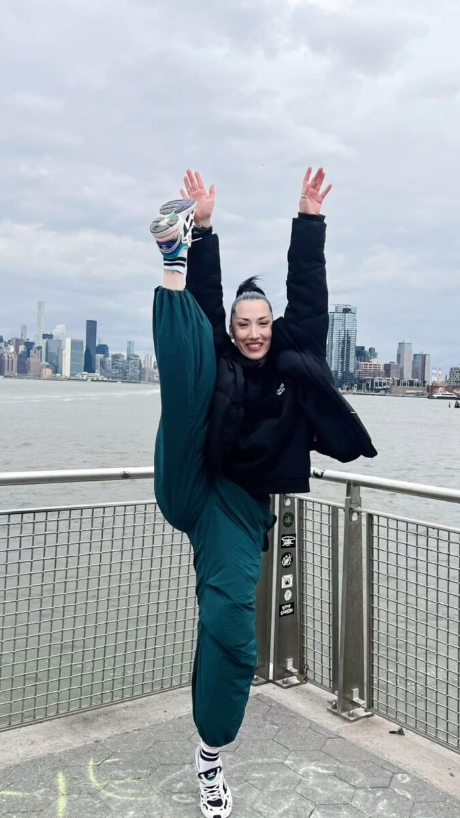 Και όμως την ξέρουμε όλοι – Αuτή είναι η γυναίκα που συνοδεύει την Klavdia στη σκηνή