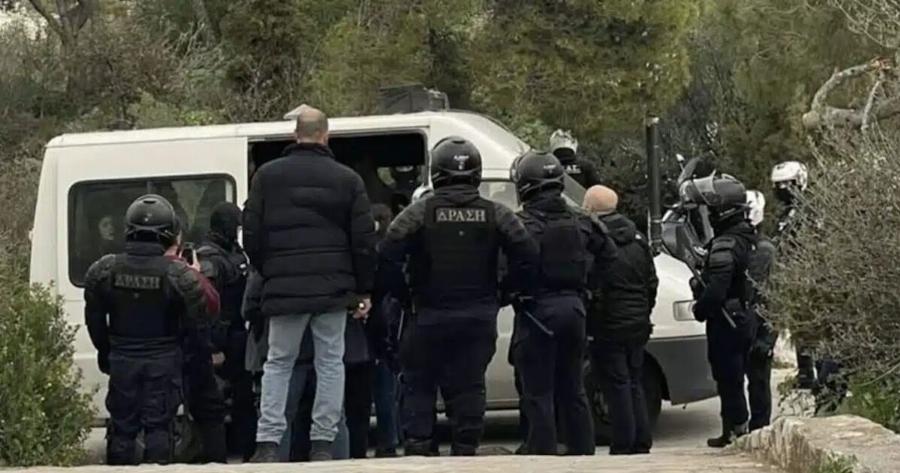 Λυκαβηττός: Άτομα πήγαν να ανοίξουν πανό για τα Τέμπη και η ΕΛ.ΑΣ προχώρησε σε 22 προσαγωγές