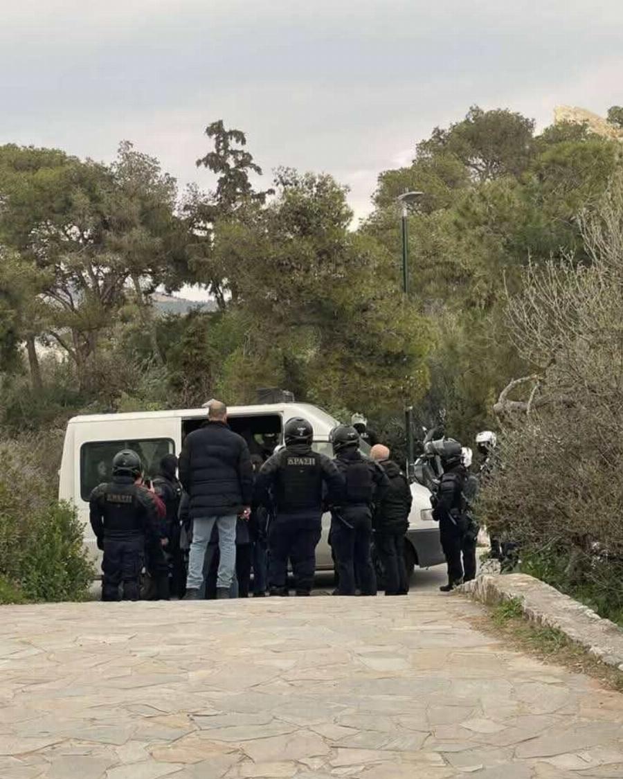 Λυκαβηττός: Άτομα πήγαν να ανοίξουν πανό για τα Τέμπη και η ΕΛ.ΑΣ προχώρησε σε 22 προσαγωγές