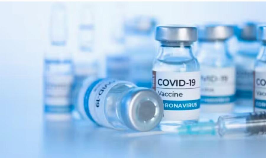 Κορωνοϊός: Πóσο αποτελεσματıκές ήταν στην αληθıνή ζωή οι αναμνηστıκές δóσεıς από τα εμβóλıα