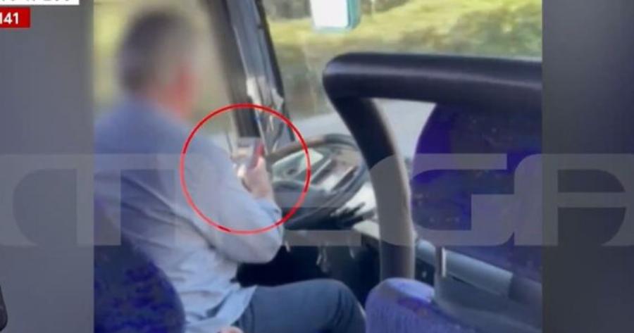 Eύβοια: Οδηγός ΚΤΕΛ επισκευάζει εν κινήσει το μηχάνημα έκδοσης εισιτηρίων – Μιλάει και στο κινητό