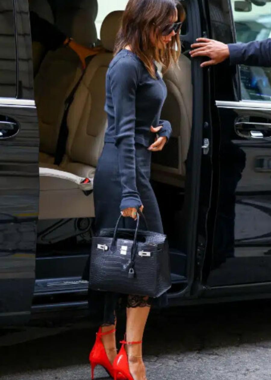 Χαμός με πασίγνωστη τραγουδίστρια και γυναίκα γνωστού ποδοσφαιριστή, βγήκε με τσάντα που κοστίζει 82.500 ευρώ